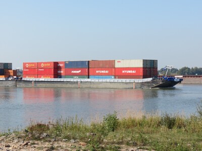 RSP 2301 met containers bij Zaltbommel op de Waal.