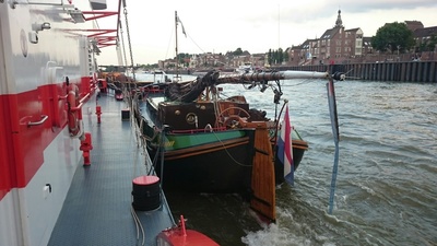 De Pieter Nel met de duwboot Veerhaven IV Nijmegen.