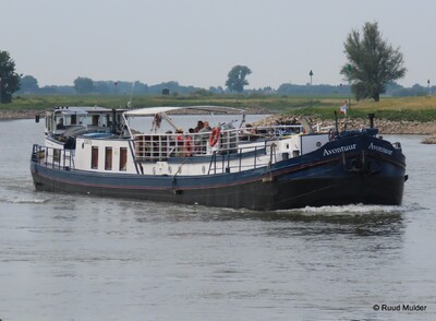 Avontuur afvarend op de IJssel bij Bronckhorst.