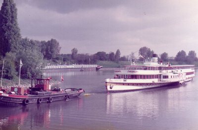 Heinz met passagiersschip Goethe in Köln Deutz.