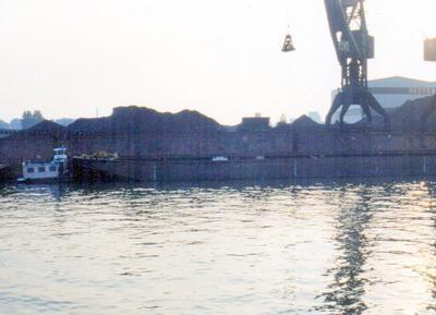 De Nola 1 met de duwboot Lehnkering 10 Ruhrorterhafen.