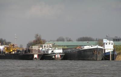 Onbekend kraanschip op de Spaarne Haarlem bestemd voor de sloop.