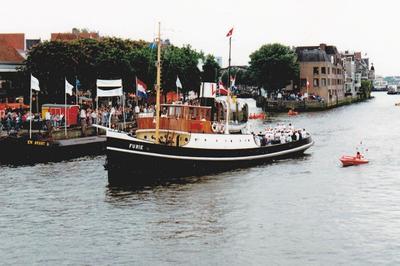 De En Avant 6 & motorsleepboot Furie Dordrecht.