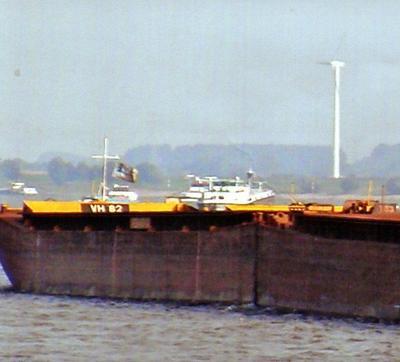 De Veerhaven 82 met de duwboot Herkules XVI Xanten.