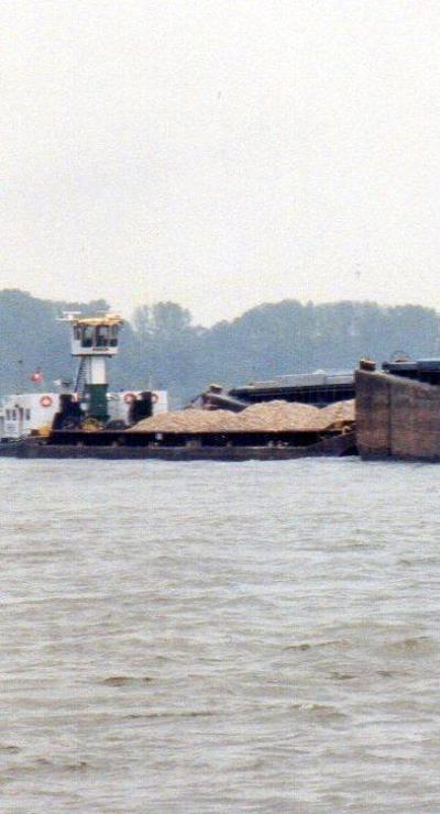 De A.T. 8 met de duwboot Rhein in Wesel.