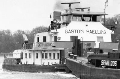 De SFNR 205 met de duwboot Gaston Haelling.