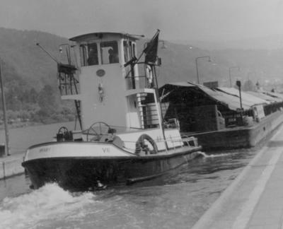 Braunkohle 47 met de duwboot Braunkohle VII op de Neckar.