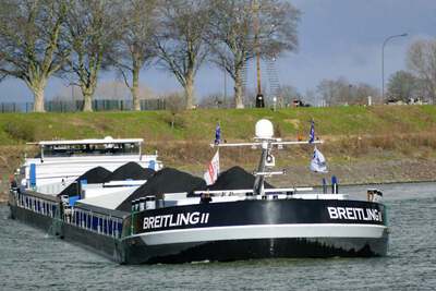 Breitling II met het mvs Breitling in Lobith.