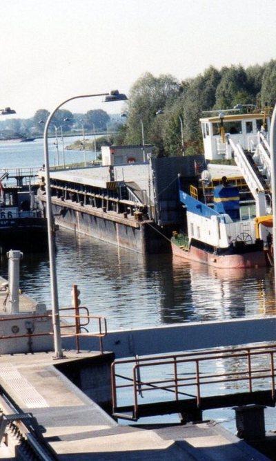 De Donau Ro-Ro 20 met de duwboot Adio sluis Straubing.