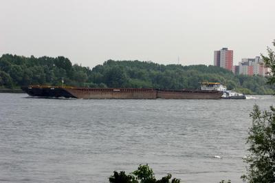 De Veerhaven 58 met de duwboot EWT 108 Oude Maas.