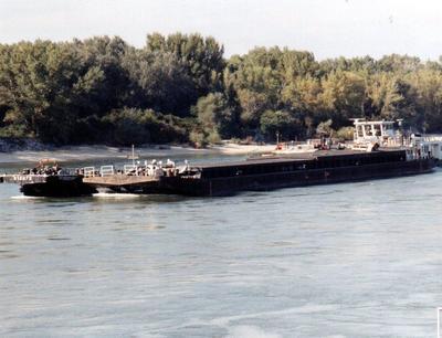 De BRP 910073 & BRP 914002 met de duwboot Peter Karaminchev Hainburg.