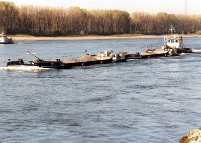 De Hülkens 197 & Hülskens 198 met de duwboot Vesalia Düsseldorf.