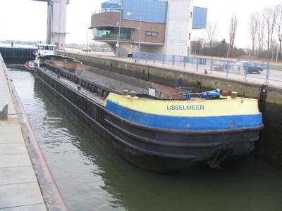 De IJsselmeer met de duwboot Mazzel Lith.