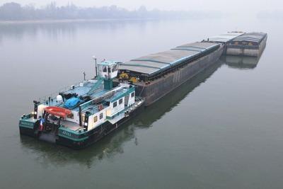 Brise met de duwboot Atol op de Donau.
