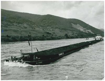 De Sanara 72 met de duwboot Gaston Helling.
