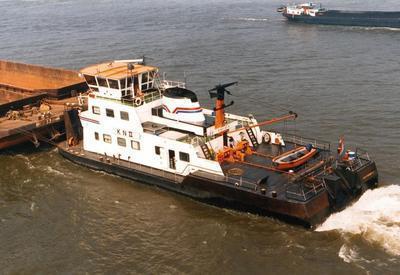 De Oranje 33 met de duwboot Oranje I.