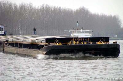 De Transit 8 met de duwboot Aquarius Breukelen.