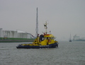 RPA 28 vaart de 2e Petroleumhaven in Pernis uit.
