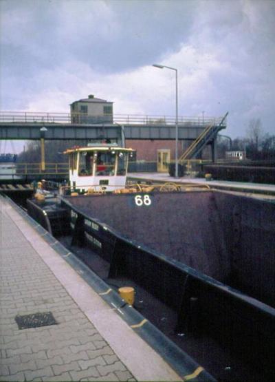De EWT 68 met de duwboot EWT 8 - De Ruyter.