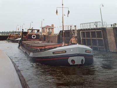 De Landbouwbank verlaat in 1968 de Oranjesluizen in Amsterdam en gaat richting IJsselmeer.