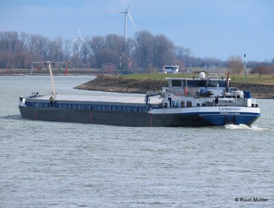 Lansingh opvarend op de Rijn bij Emmerik.