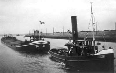 De Willem 34 met de sleepboot Argus Wemeldinge.