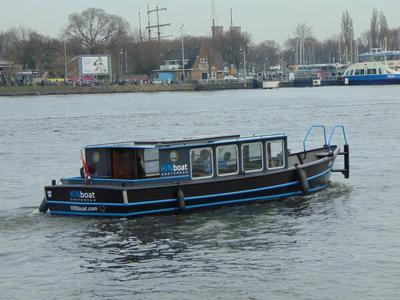 De Kniboat binnen IJ Amsterdam.