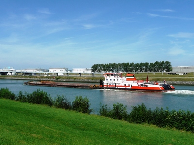 De Veerhaven 25 & Veerhaven 27 met de duwboot Veerhaven V Hartelkanaal.