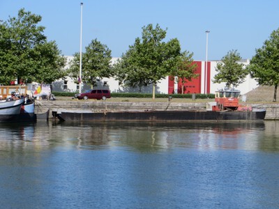 De opsporing verzocht ponton Albertkanaal.