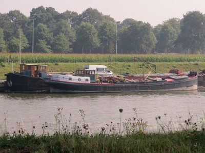 Onbekend motorvrachtschip in Wijnegem.