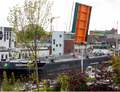 Independent passeert op Koningsdag de Julianabrug over de Oude Rijn te Alphen aan den Rijn