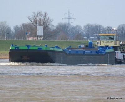 G 503 opvarend op de Rijn bij Emmerik.