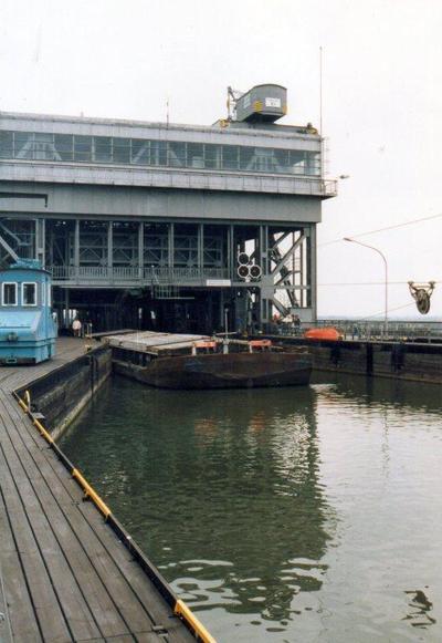 De 3803 met de duwboot SCH-2704. 