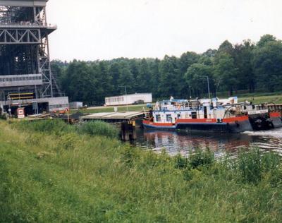 De Elsa 3107 met de duwboot SCH-2704 Niederfinow.