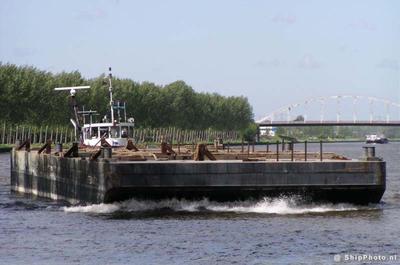 De Stemat 70 met de duwboot Woeste Willem Breukelen.