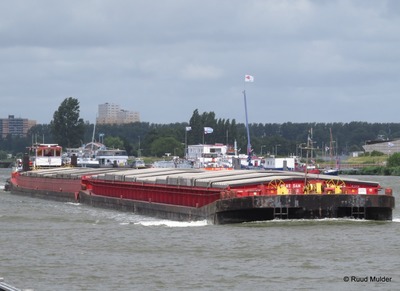 De Kreta & Maasdam met de duwboot Phoenix Amsterdamsebrug.
