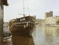 Elan in 1970 aan de Delfshavense Schie opgelegd met kapotte motor in afwachting van transport naar de sloop.