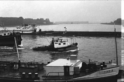 Manntrans 13 met de duwboot Mannesmann IV in Dordrecht.