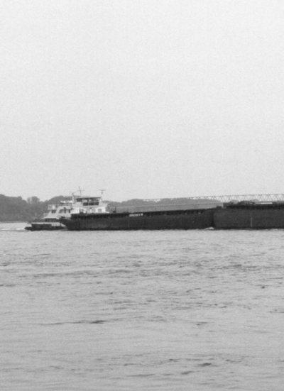 De Krupp-schub 59 met de duwboot Herkules V.