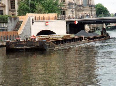 De 3543 & 5636 met de duwboot Greif Berliner Nikolaiviertel.