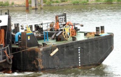 De Kopbak 102 met de duwboot Lek Volkeraksluizen.