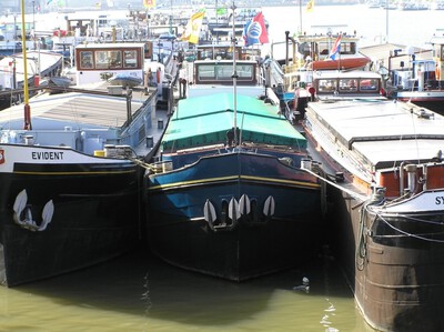 Onbekende motorvrachtschip Maashaven Rotterdam.