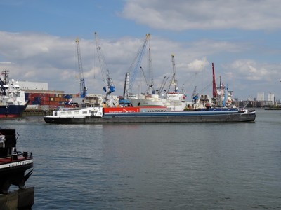 Onbekende motorvrachtschip Waalhaven Rotterdam.
