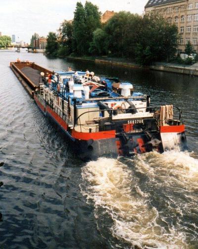 De 4217 met de duwboot SCH-2705 Berlin op de Spree.
