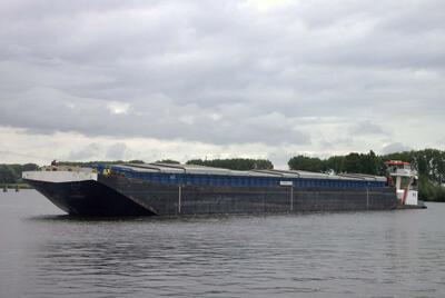 Vliet met de duwboot Discovery aan de Oostersluis in Groningen.