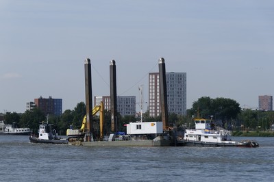 H.H. 12 met de duwboot Roos & Hunter op de Nieuwe Maas in Rotterdam.