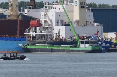 Onbekende motorvrachtschip Waalhaven Rotterdam.