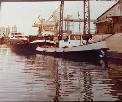 Trijntje-V met de sleepboot Trijntje-V 2 in Wanssum.
