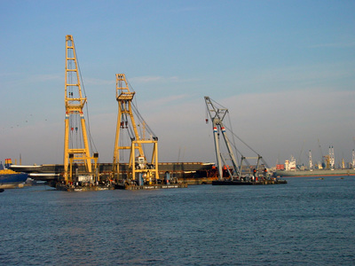 Taklift 1 & Taklift 7 in de Waalhaven in Rotterdam.
