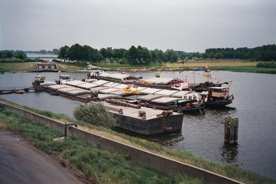 Liana (schip voor de wal) naast de Inspe II, Clara en Inspe I Munnikenland 1983.